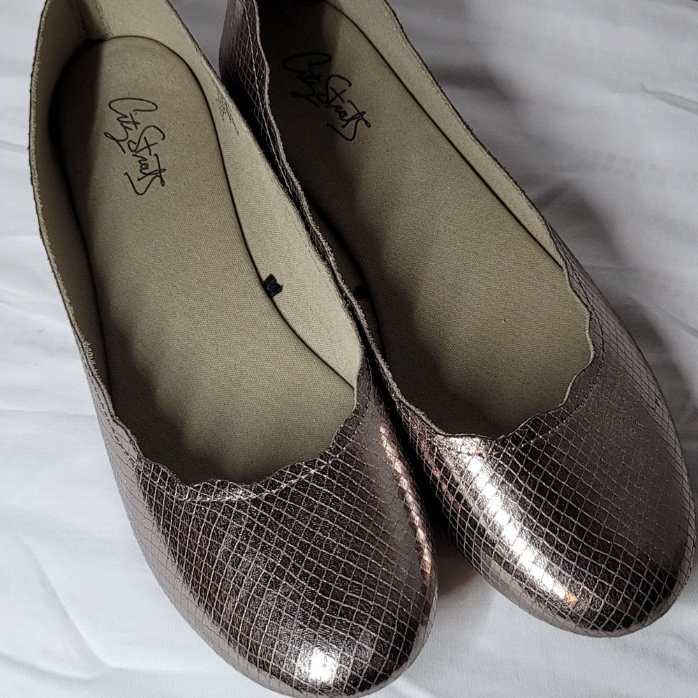 City Streets Size 9 Rose Gold Flats - Picture 2 of 8